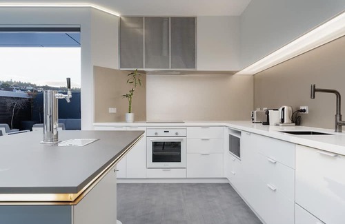 Dunedin City Centre Apartment | Inviting Central Double Story Apartment with Spa Pool