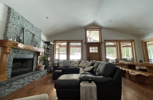 Squamish-Lillooet Regional District Cabin | Relaxing Mountain Cabin Retreat Near Trails and Gun Lake