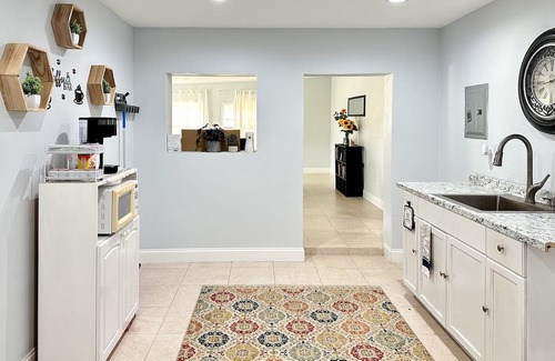 Cocoa House | Peaceful Retreat: Family-Friendly Haven with Kitchen Access