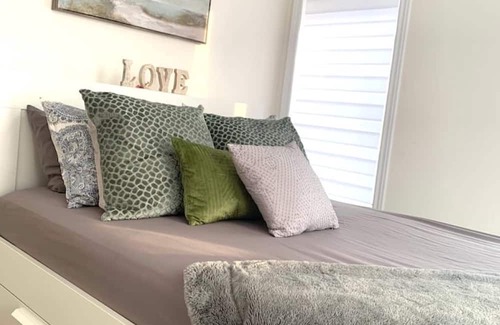 Wasaga Beach House | New Town Home with Pet-Friendly Amenities and Breakfast