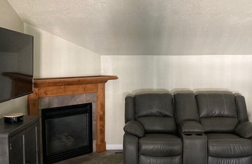 Logan House | Stylish Townhouse near Main Street with Hot Tub & Kitchen
