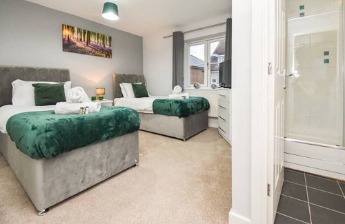 Bletchley House | Discover MK City Boutique House: Family-Friendly Retreat