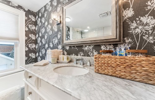 West Irondequoit House | Discover Nature & City: Perfect for Families and Pets!