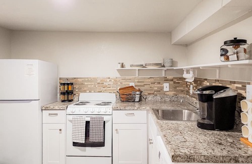 Great Falls Apartment | Charming Art District Studio with Kitchen and Breakfast