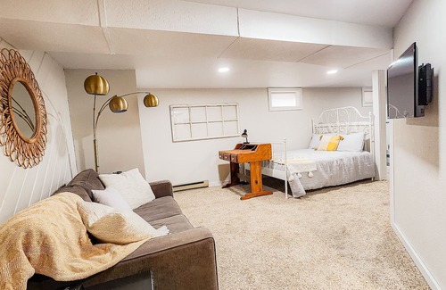 Great Falls Apartment | Charming Art District Studio with Kitchen and Breakfast