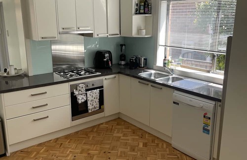 Ashfield Villa | Relaxing One Bedroom Villa, Perfect for Families Near CBD