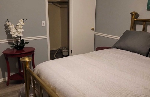 Murray House | Cozy Townhouse: Your Ideal Retreat with Pool & Spa Access