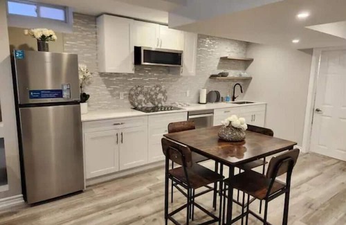 Durham Region House | Elegant Retreat with Spa and Hot Tub in North Oshawa