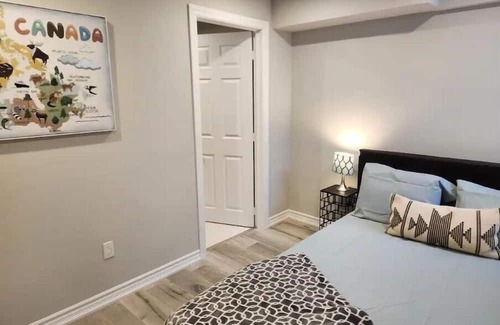 Durham Region House | Elegant Retreat with Spa and Hot Tub in North Oshawa