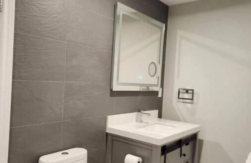 Durham Region House | Elegant Retreat with Spa and Hot Tub in North Oshawa