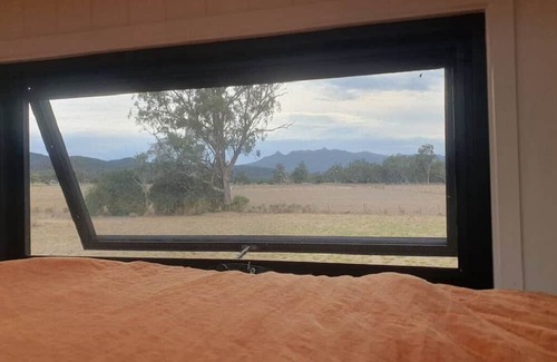 Bullawa Creek House | Cozy Offgrid Tiny Retreat with Scenic Views and Pet-Friendly