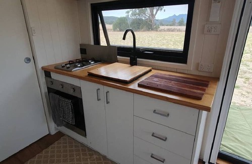 Bullawa Creek House | Cozy Offgrid Tiny Retreat with Scenic Views and Pet-Friendly