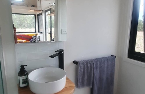 Bullawa Creek House | Cozy Offgrid Tiny Retreat with Scenic Views and Pet-Friendly