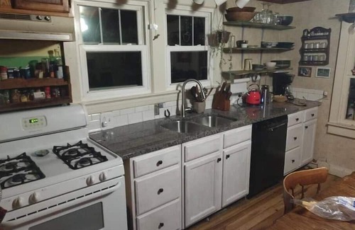 Blacksburg House | Blacksburg Apple Orchard: Family and Pet-Friendly Retreat