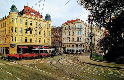 Wahring Apartment | Inviting Vienna Apartment with Spa & Hot Tub Amenities
