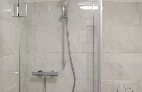 Wahring Apartment | Inviting Vienna Apartment with Spa & Hot Tub Amenities