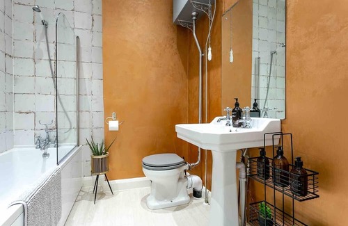 Harrogate Apartment | Cozy 2-Bed Apartment in Central Harrogate with Kitchen