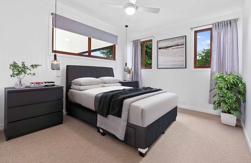 Sandgate Apartment | Pet-Friendly Sandgate Hideaway for Family Adventures
