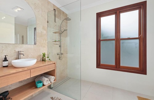 Sandgate Apartment | Pet-Friendly Sandgate Hideaway for Family Adventures