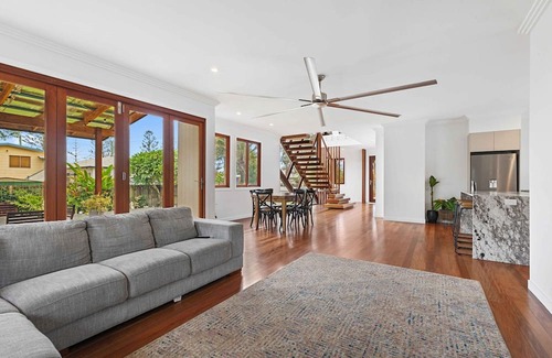 Sandgate Apartment | Pet-Friendly Sandgate Hideaway for Family Adventures