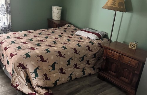 L'Anse House | Cozy Private Room with Bathroom and Kitchen Access!