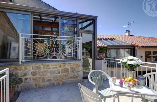 Chambles Cottage | Cozy Gite Chambles: Family-Friendly with Spa & Breakfast