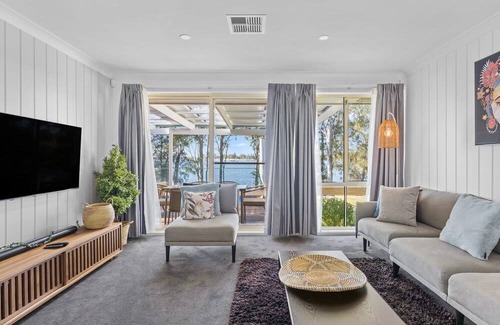 Brightwaters House | Waterfront Getaway at Paradise Lodge Brightwaters