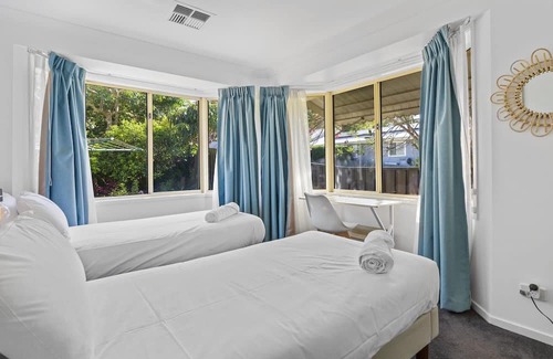 Brightwaters House | Waterfront Getaway at Paradise Lodge Brightwaters