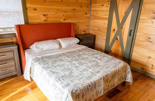 Stanton Cabin | Cozy SkyView Cabin with Spa and Hot Tub Near RRG