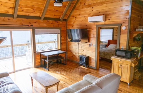 Stanton Cabin | Cozy SkyView Cabin with Spa and Hot Tub Near RRG