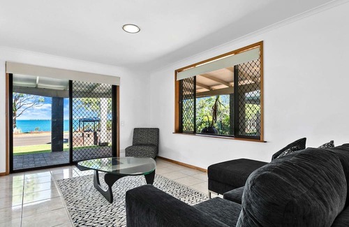 Point Vernon House | Cozy Outlook to K'Gari Point Vernon with Ocean View Pool