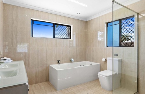 Point Vernon House | Cozy Outlook to K'Gari Point Vernon with Ocean View Pool