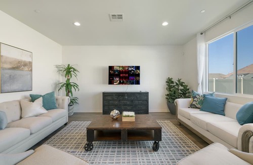 Moreno Valley House | 5b4b Brand-New Oasis with In-Law Suite near UCR / 30+ days