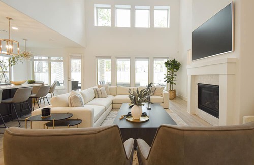 Conroe Villa | High-End 6 Bedroom Retreat with Private Pool in Woodforest
