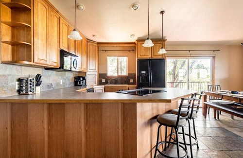 Castle Rock House | Cozy Vintage View House with Hot Tub in Castle Rock