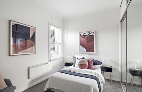 Collingwood House | Hip, 2 bedder w amazing courtyard. Be in the midst of the action