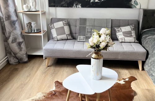Neuehrenfeld Apartment | Convenient Apartment Köln City with Breakfast & Family-Friendly