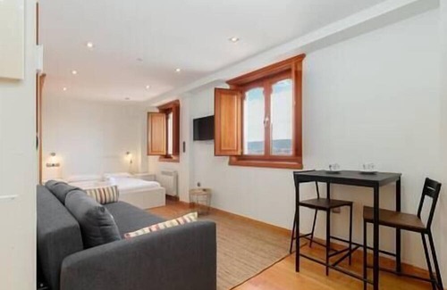 Casco Vello Apartment | Modern and Central Studio with Kitchen Amenities