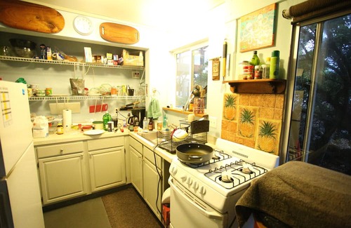 Captain Cook Apartment | Oceanfront Escape at Milolii Studio for Budget Travelers