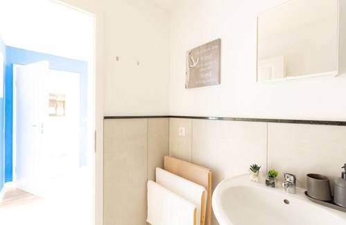 Neudorf-Nord Apartment | - Sea Apartment Duisburg Center & Parking Spaces & Kingsize Bett - Station Hbf -