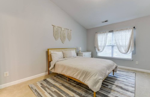 Mountain Island House | Cozy Charlotte Townhome Rental ~ 11 Mi to Uptown!
