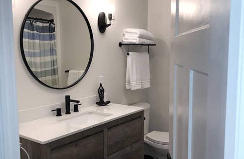 Cobourg House | Cozy 5-Star Retreat in Downtown Cobourg with Kitchen & Breakfast
