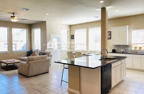 Rosenberg House | Discover Prime Haven: Pet-Friendly Retreat with Breakfast