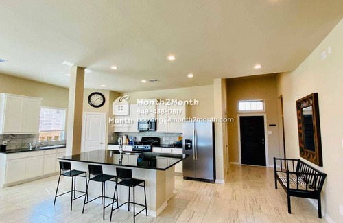 Rosenberg House | Discover Prime Haven: Pet-Friendly Retreat with Breakfast