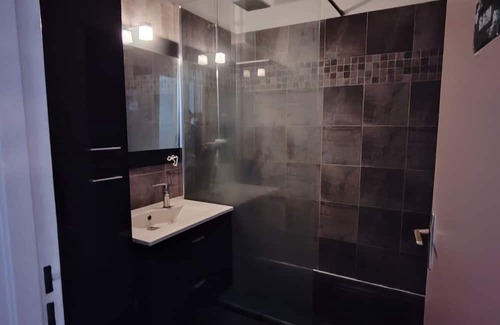 Combat Apartment | Elegant T6 Duplex in Paris with Panoramic Views & Spa