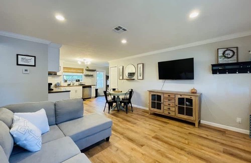 Sailboat Bend Villa | Idyllic Oasis Home with Spa & Breakfast in Fort Lauderdale