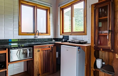 Rio Vermelho Sul Cabin | Family-Friendly Cabanas do Sítio with Kitchen Amenities