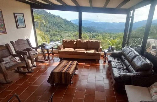 La Vega House | Finca de Descanso con Vista a las Montañas