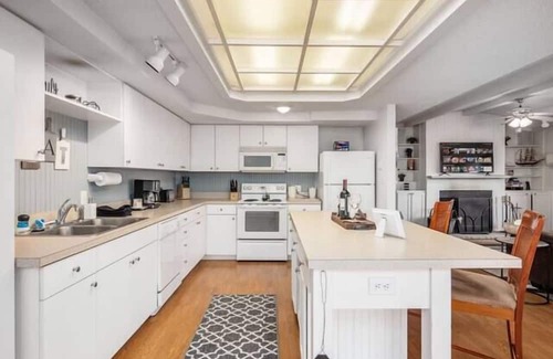 Howard House | Top-Rated Sunset Lake House with Kitchen & Breakfast Included