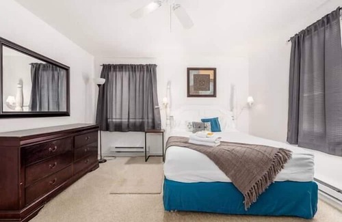 Howard House | Top-Rated Sunset Lake House with Kitchen & Breakfast Included